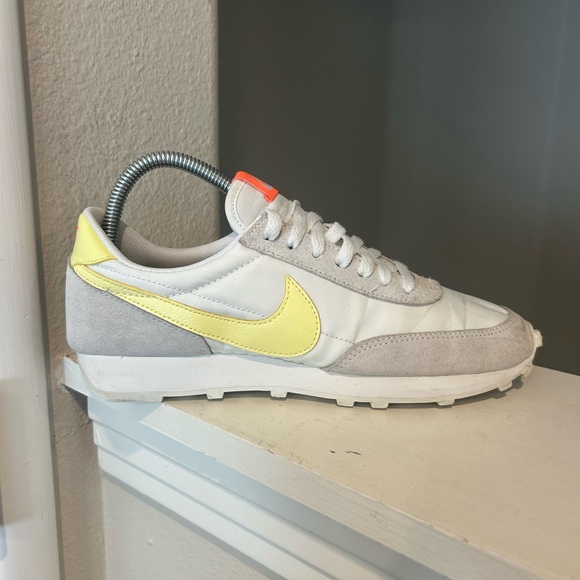 Nike Daybreak 'Pale Light Citron' Women's Waffle Sneaker CK2351-104 Size 7 - Picture 2 of 10